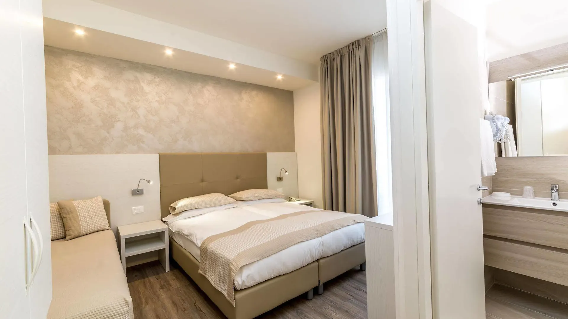 Hotel Touring Lido di Jesolo 3*,  İtalya